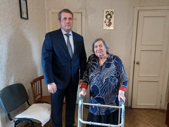 Александр Юдин приобрел ходунки для жительницы старшего возраста